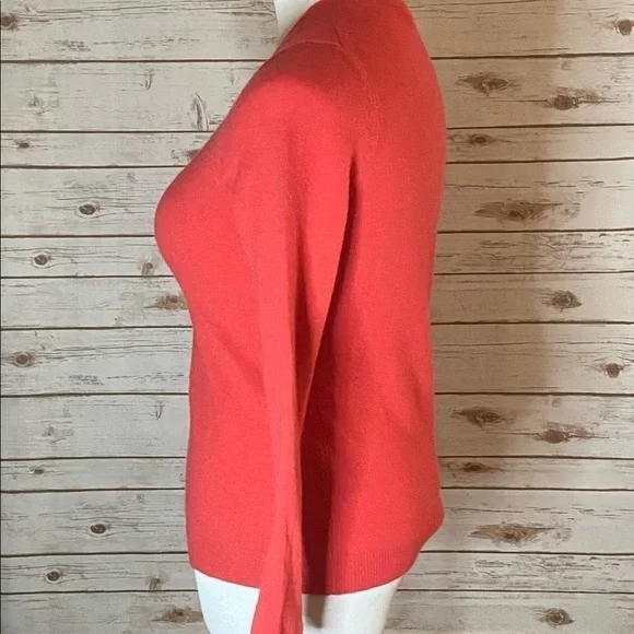 C by Bloomingdale’s classic casual cashmere V-neck sweater Size Small - Picture 3 of 5